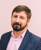 <p><em style="font-style: italic;">Неверно считать цену ПЦР-теста только просто на основе ценника на реактивы и какие-то расходные материалы. Потому что, во-первых, для этого требуется квалифицированный персонал, который может проводить процедуру. Помимо этого, требуется помещение, в котором можно этим заниматься. И, в-третьих, существует определённая техническая база, без которой проведение этого теста невозможно. И расходы на все эти составляющие включены в итоговую стоимость. И если уже задаваться вопросом, то нужно все эти переменные анализировать. Сюда же входит и аренда помещения, и обслуживание этого помещения &mdash; коммунальные платежи, оборудование, которое недешёвое, и электроэнергия, и оплата труда персонала, и масса других накладных расходов, которые надо учесть</em></p>