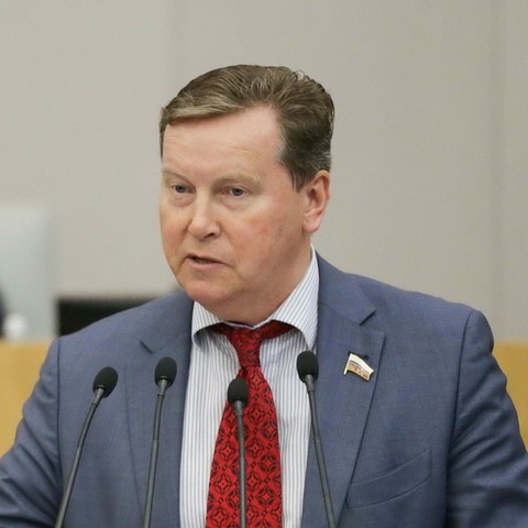 <p>Я задавал вопрос о цене производителям о стоимости производства экспресс-тестов. Минпромторг отвечает, что это коммерческая тайна. Хорошо, сообщите цену, по которой вы закупаете ПЦР-тесты. Сообщили: 120&ndash;150 рублей. Тогда почему полторы &ndash; две тысячи (рублей) стоимость ПЦР-теста для людей? Кто на этом нагревает руки?</p>